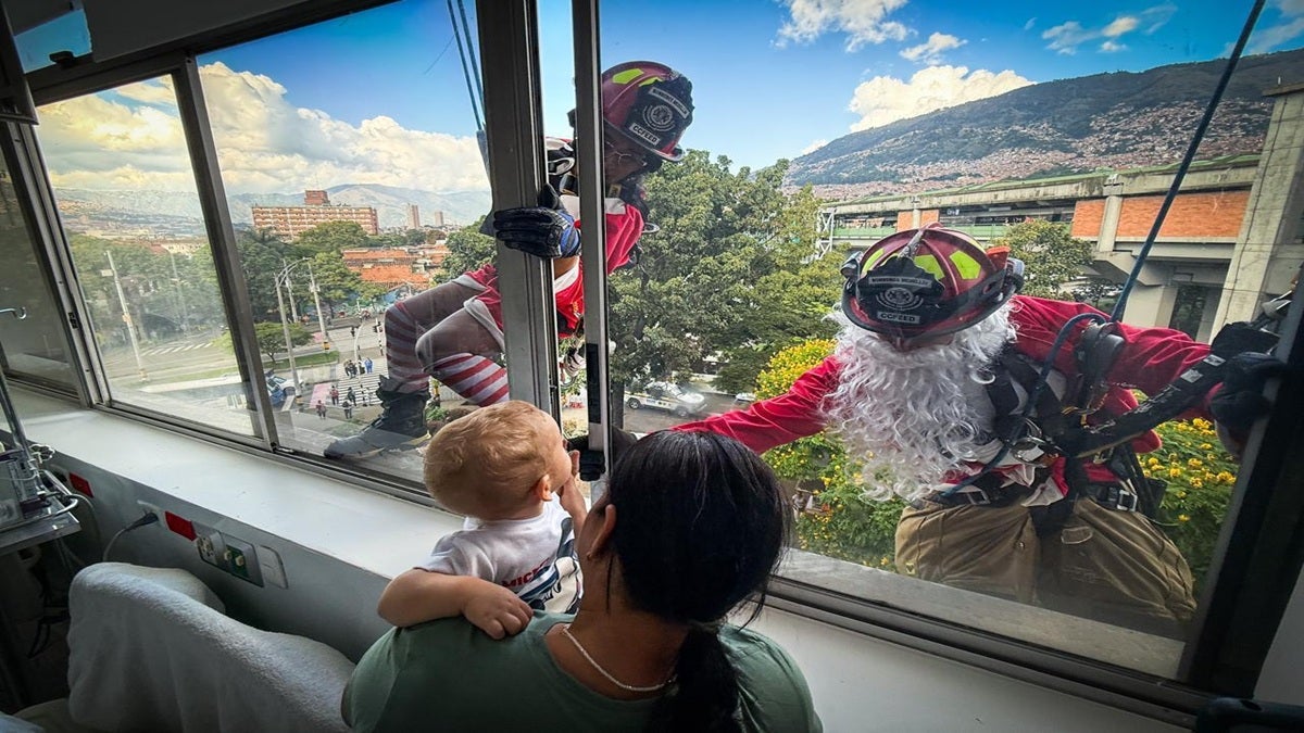 Bomberos de Medellín sorprenden con visita navideña a 200 niños hospitalizados en San Vicente Fundación