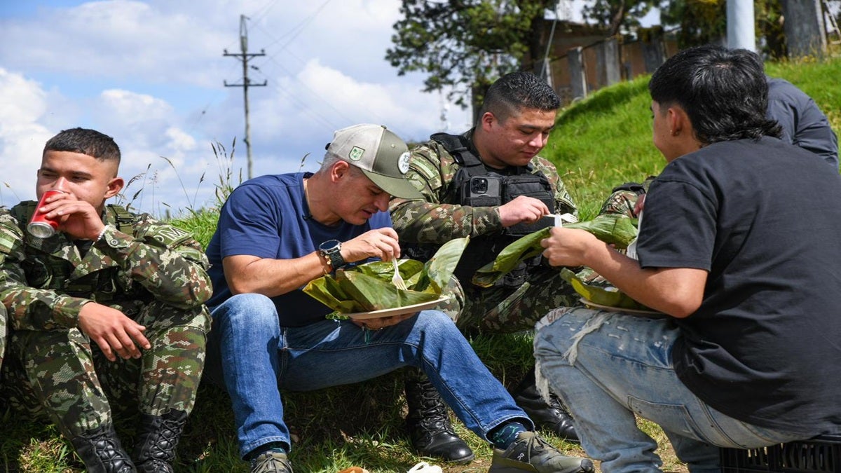 Gobernador de Antioquia y alcalde de Medellín envían mensajes navideños en medio de homenaje a militares