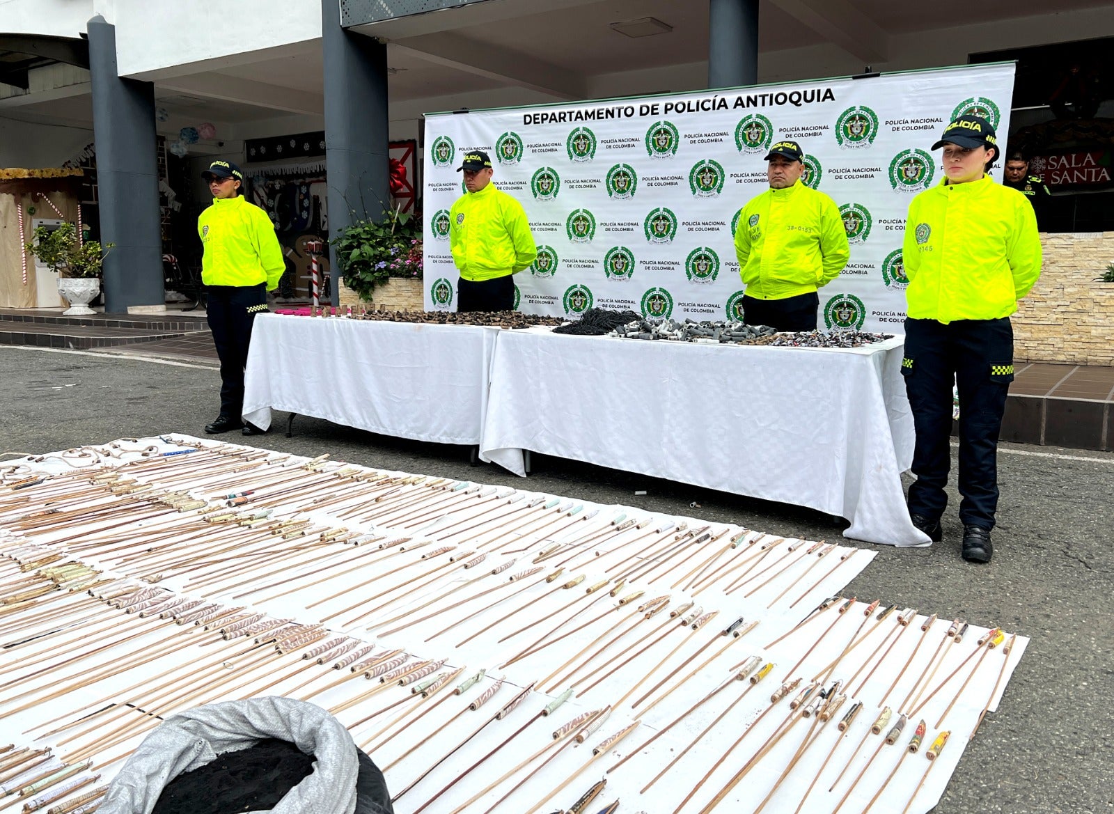 Entre el material incautado destacan 200 voladores, 1.500 churrillos y 1.000 papeletas.