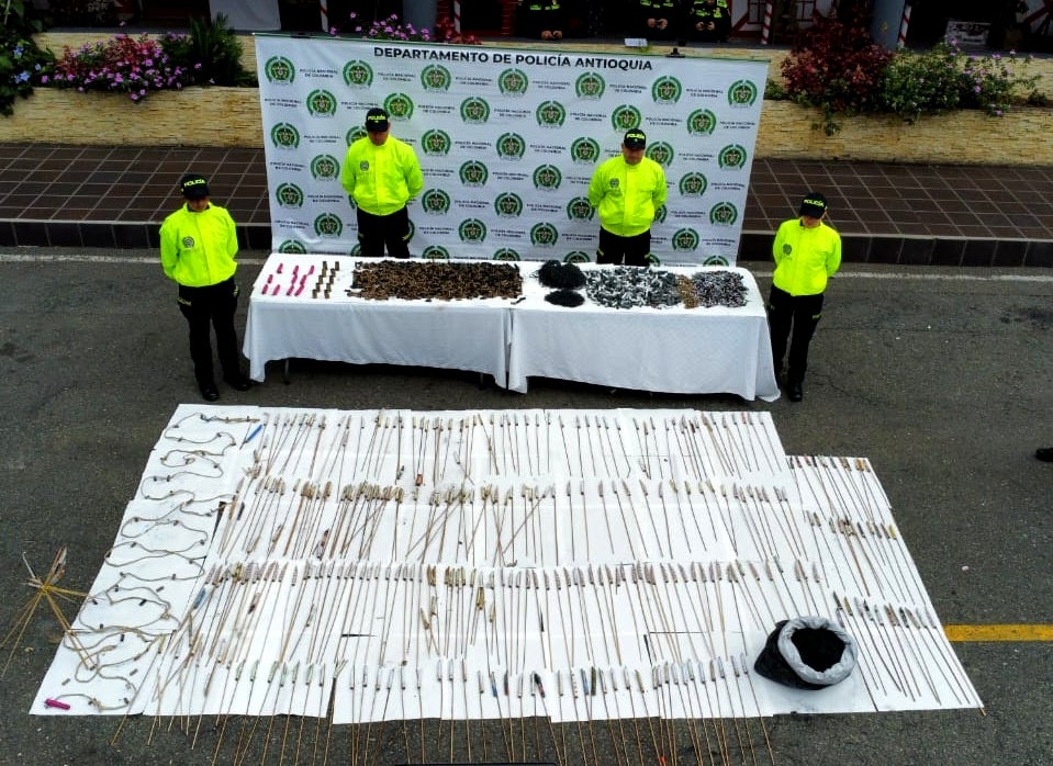 Entre el material incautado destacan 200 voladores, 1.500 churrillos y 1.000 papeletas.