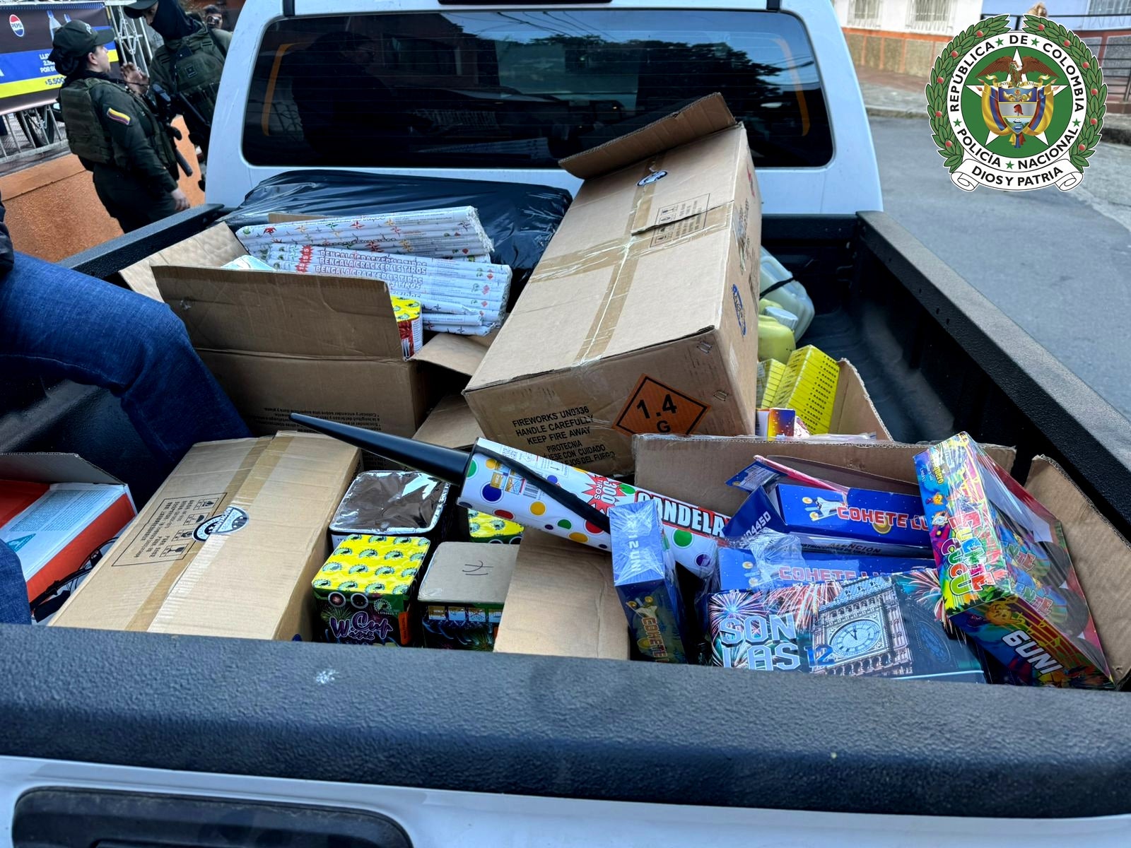 Entre el material incautado destacan 2.400 voladores y más de 100 