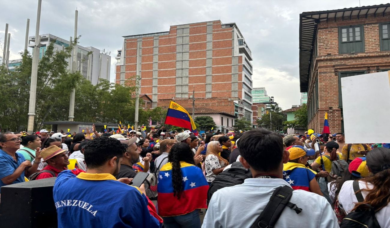 Concentración de venezolanos en Medellín por captura de Nicolás Maduro