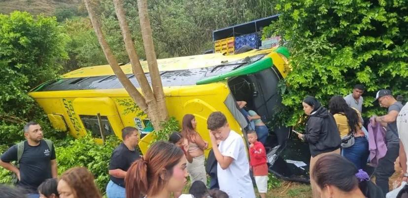 Las autoridades de movilidad investigan si el volcamiento fue producto de una falla mecánica, un microsueño o el estado de la vía.