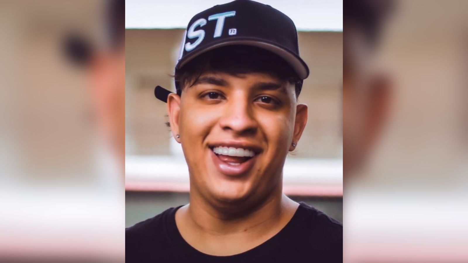 El joven viajaba como copiloto en una motocicleta que colisionó contra un objeto fijo.