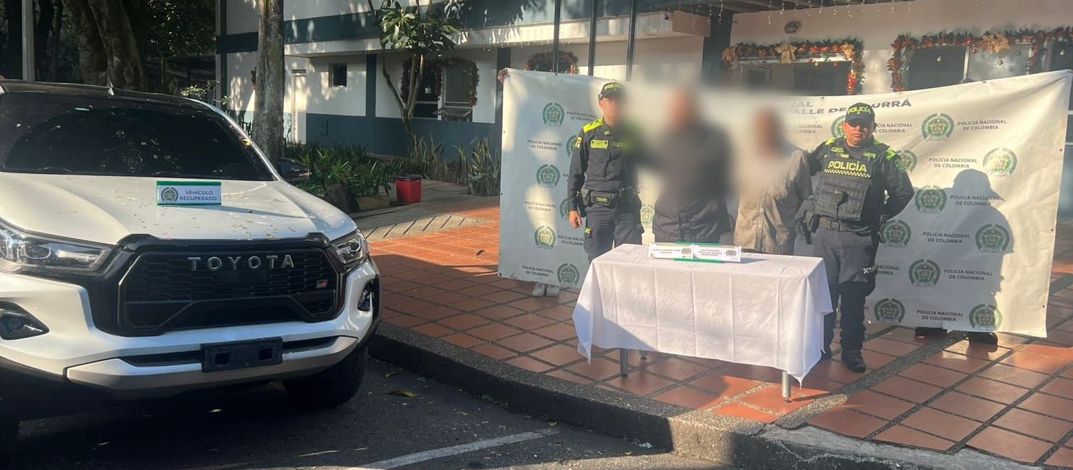 Al inspeccionar el interior de la camioneta, los agentes hallaron cables expuestos y partes del tablero desarmadas.