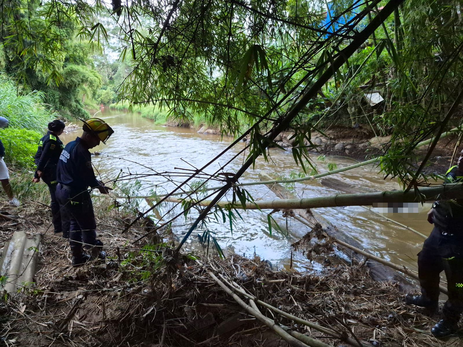La escena fue custodiada por agentes de la Policía Nacional, quienes se encargaron de realizar los actos urgentes.