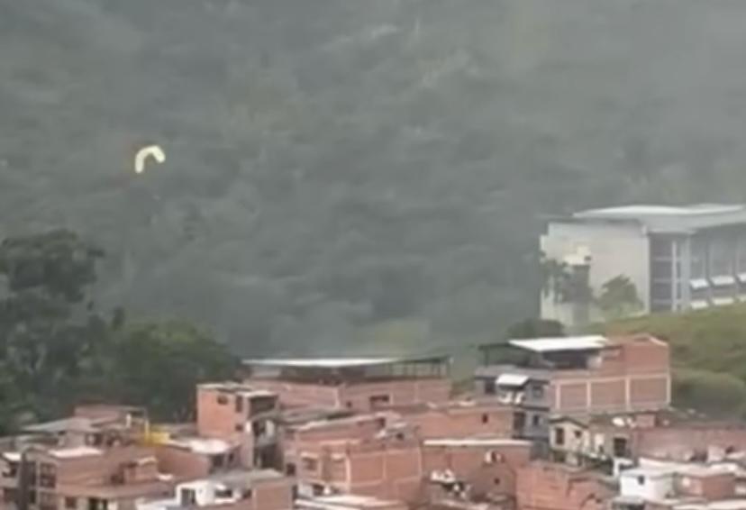 Aterrizaje de emergencia en Bello: Parapentistas se salvaron tras ser sorprendidos por una tormenta eléctrica