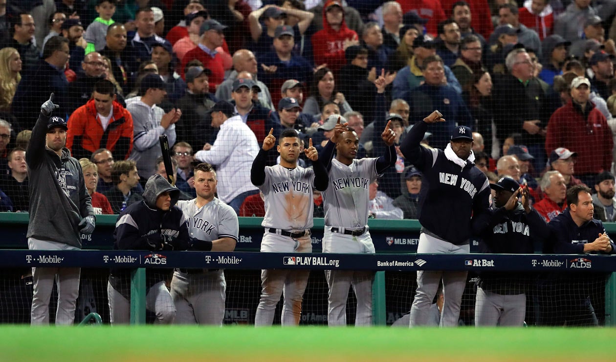 El banco de los New York Yankees celebra un sencillo de Aaron Judge # 99 (no se muestra) en la séptima entrada