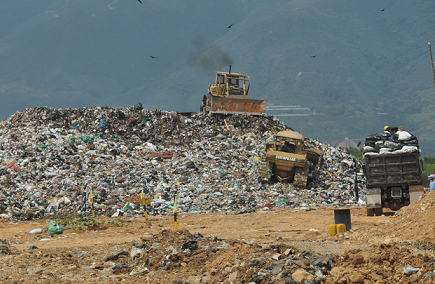 Al relleno sanitario El Carrasco son dispuestas mil 200 toneladas de desechos.