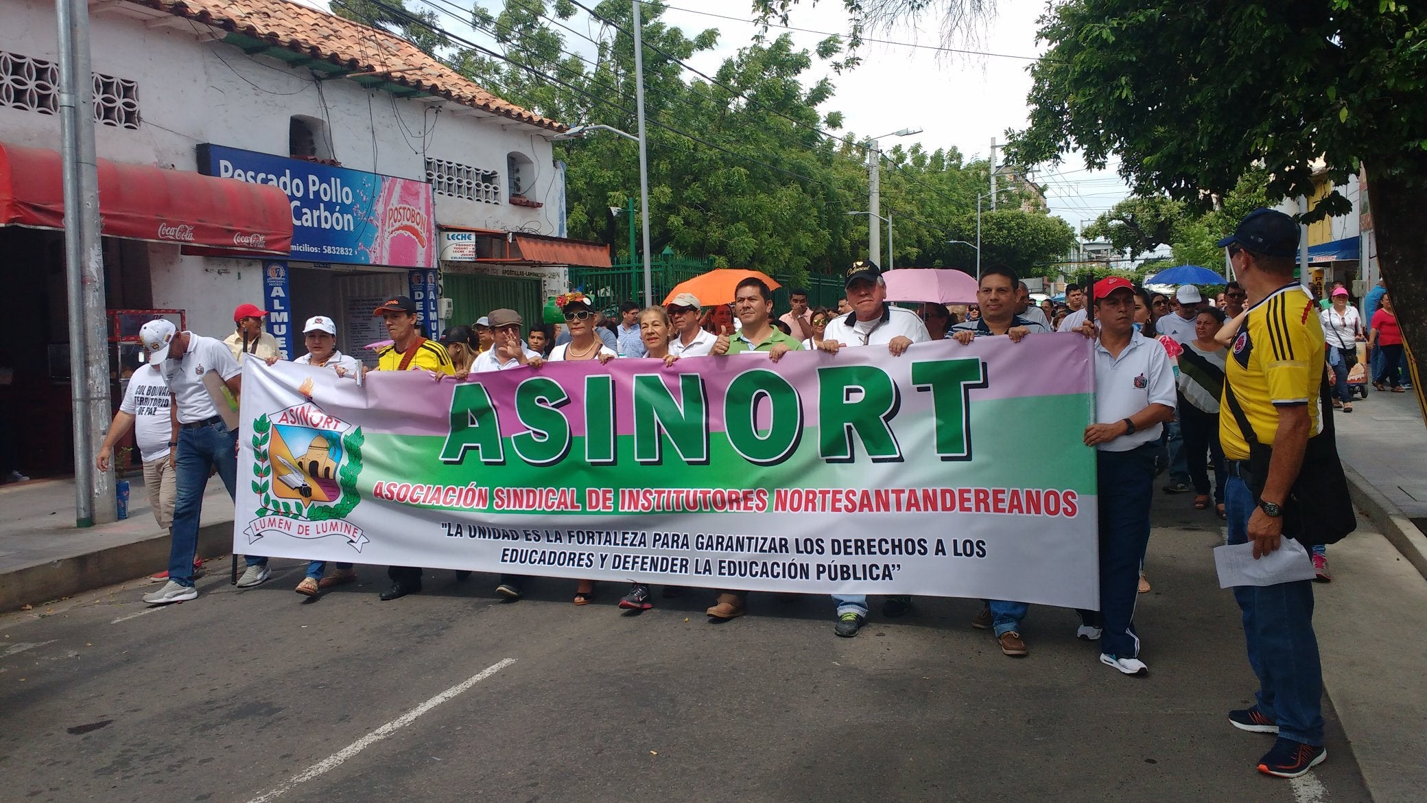 Docentes de Norte de Santander marchando en Cúcuta