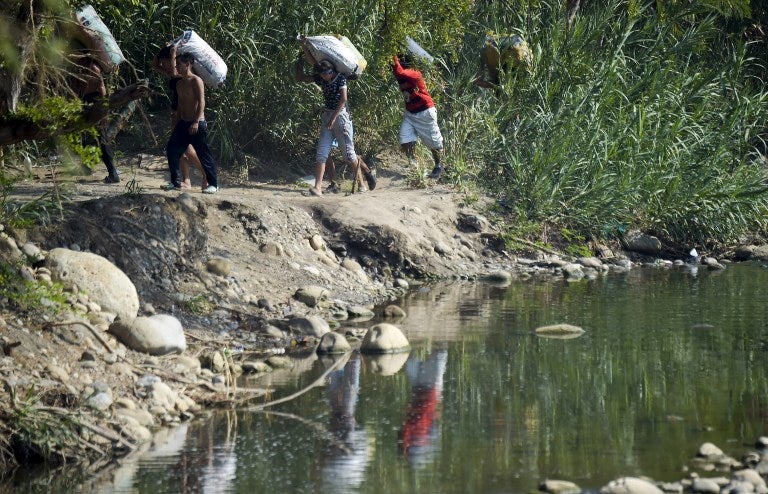 Venezolanos atraviesan la frontera con Colombia a través de trochas