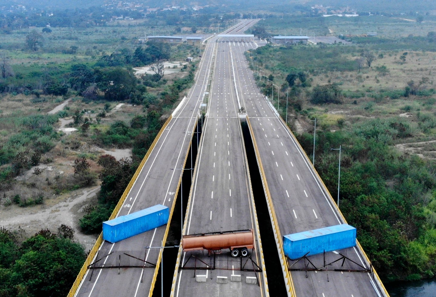 En el puente de Tienditas por el lado venezolano fueron atravesados dos contenedores y un carro cisterna para bloquear los tres carriles.