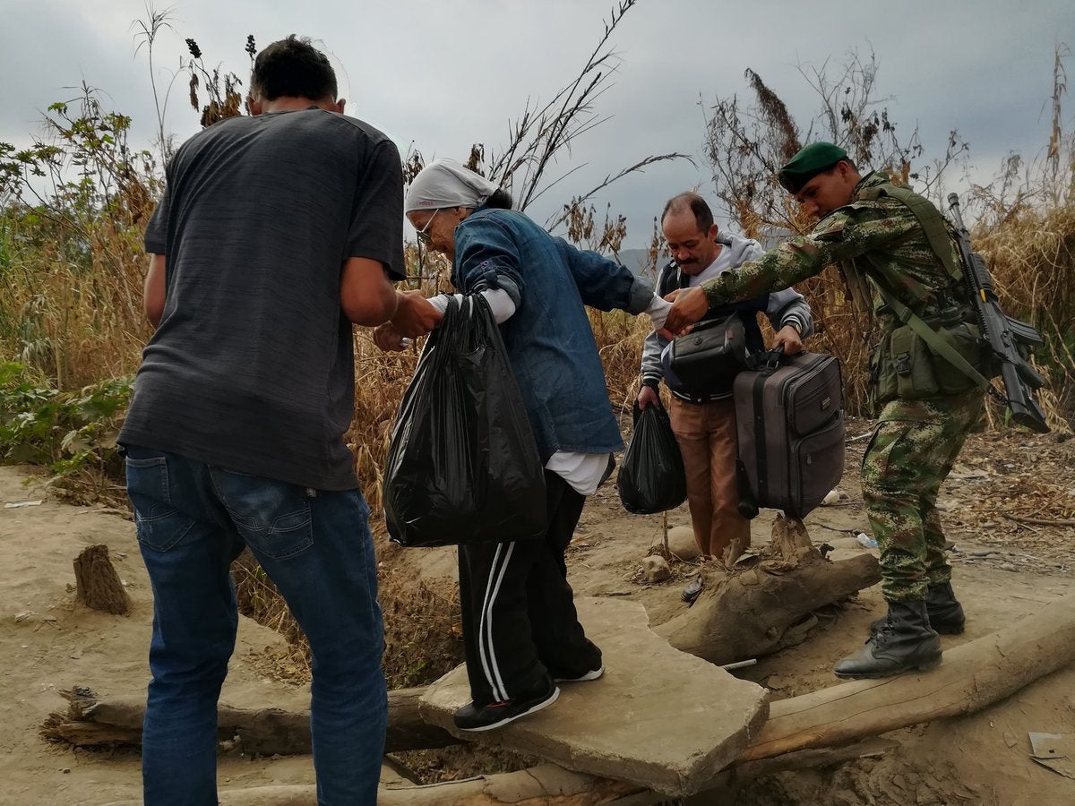 Venezolanos cruzando las trochas ilegales ante el cierre de la frontera
