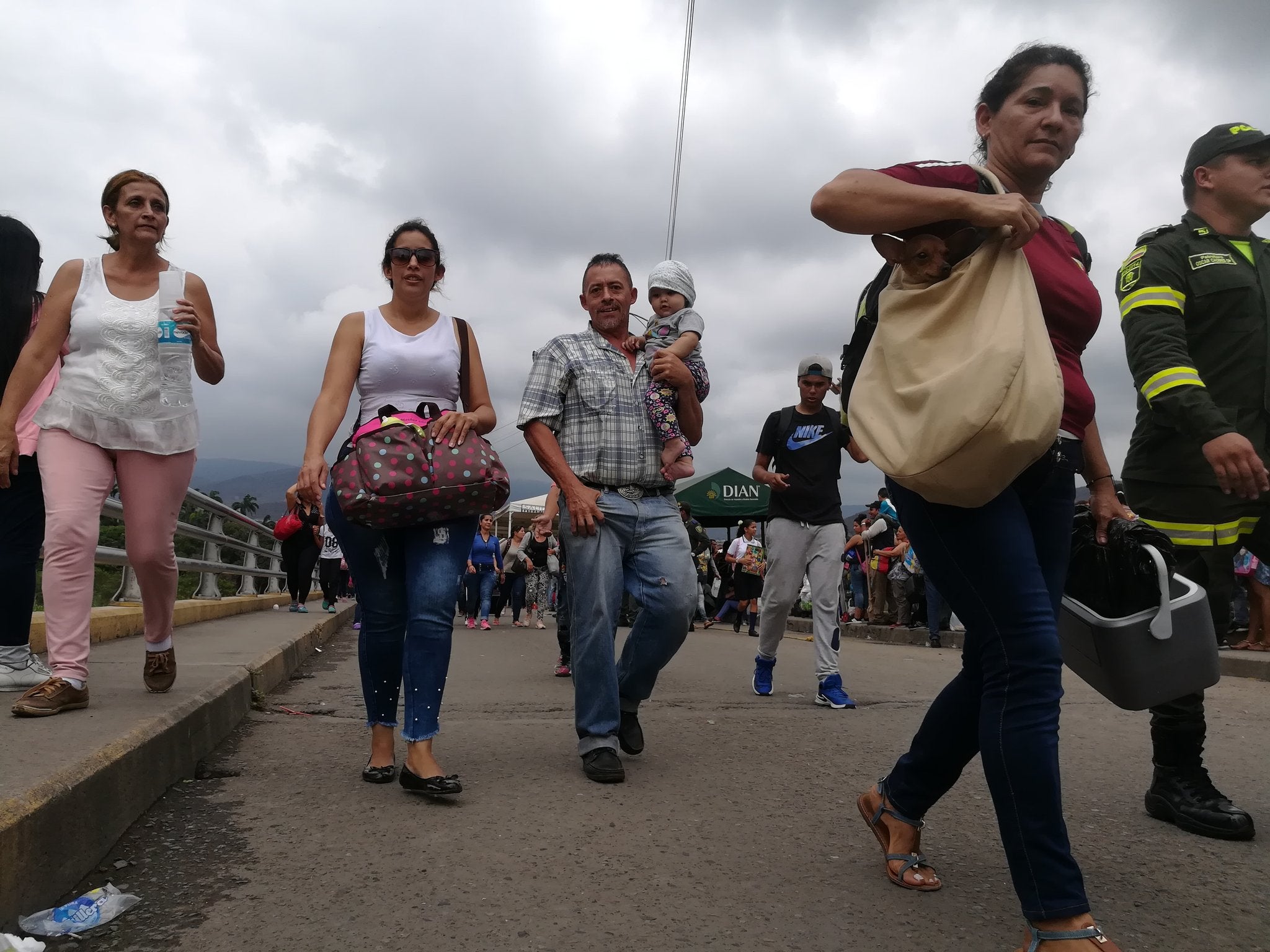 Venezolanos en el puente Internacional Simón Bolívar