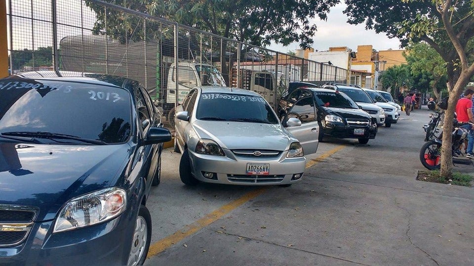 Vehículos venezolanos que están en la zona de frontera