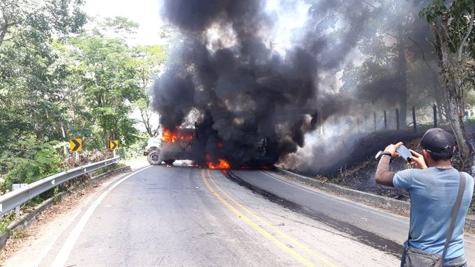 Vehículos incinerado en el municipio de Tibú