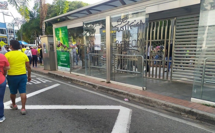 En los enfrentamientos resultaron heridos 8 policías.