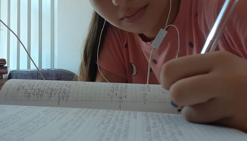 Jóvenes toman sus clases a través de la radio