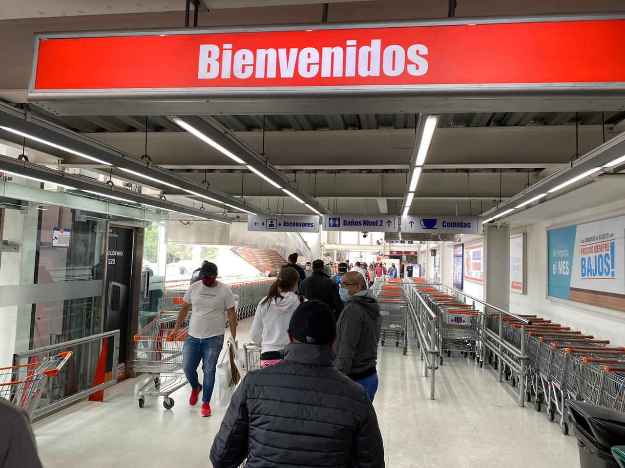 Día sin IVA: largas filas en establecimientos