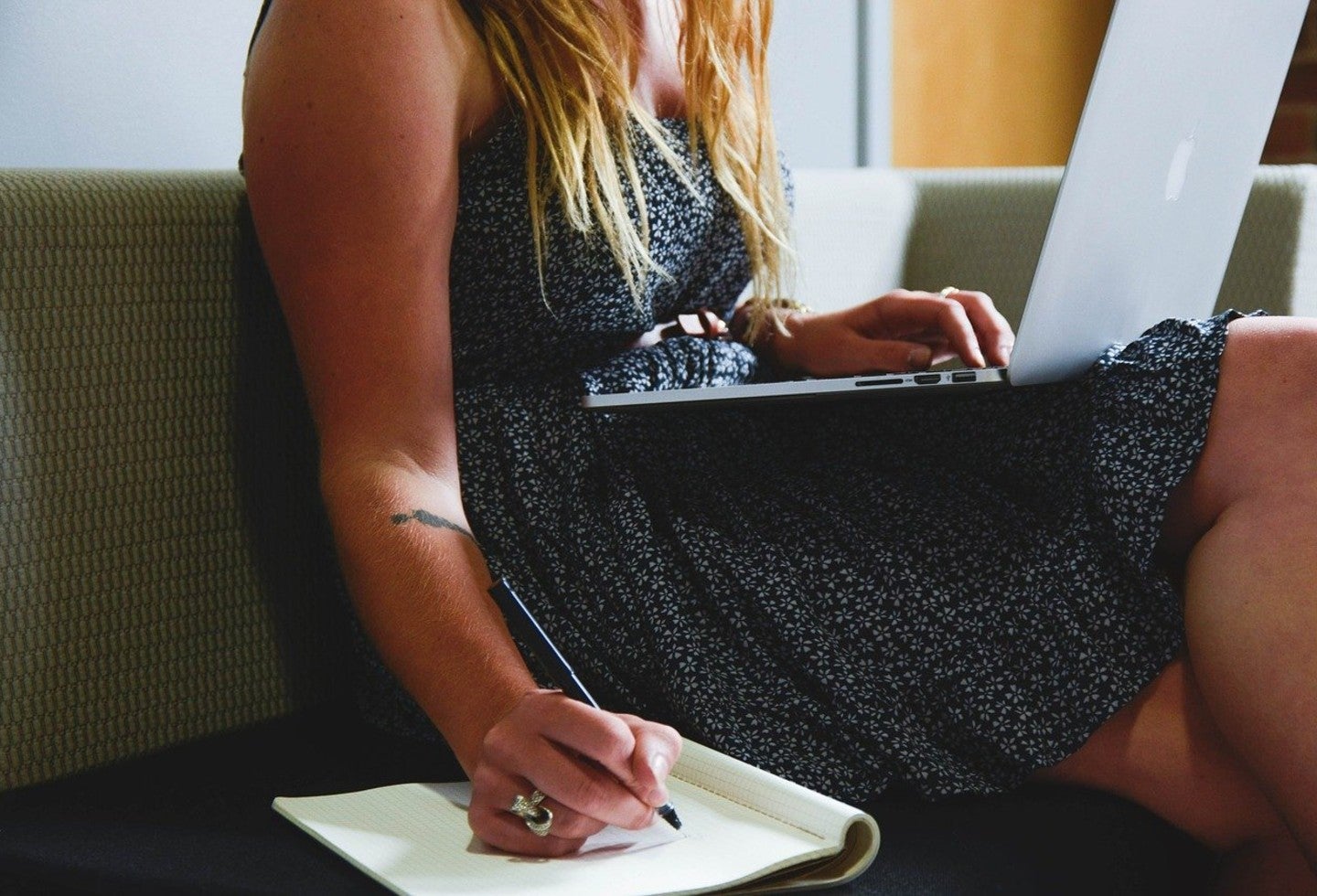 Mujer con computador estudiando