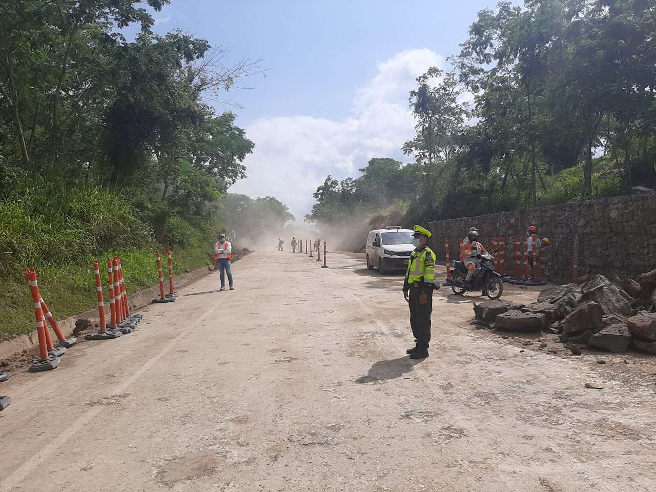 Dan paso por un carril