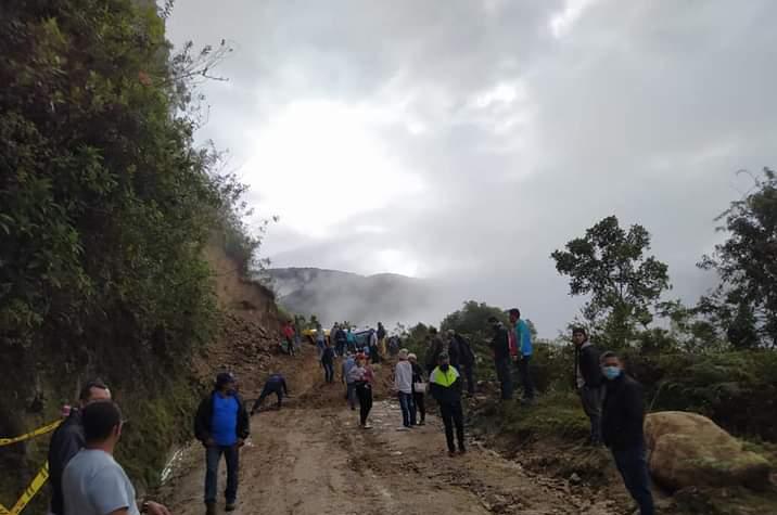 Pobladores tratan de dar vía libre