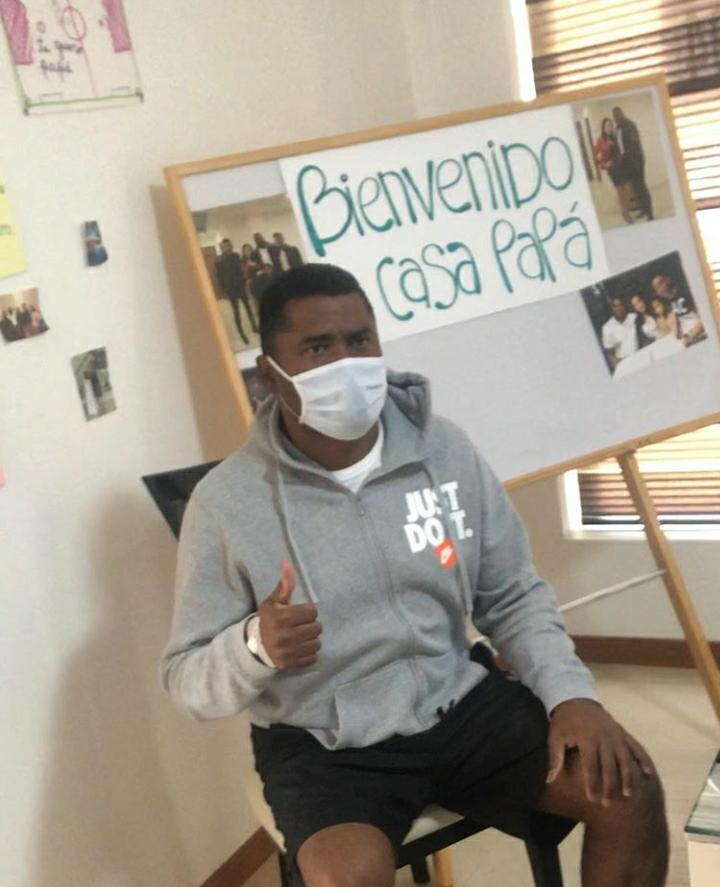 Una emotiva bienvenida le dieron sus seres queridos tras permanecer vías días hospitalizado.