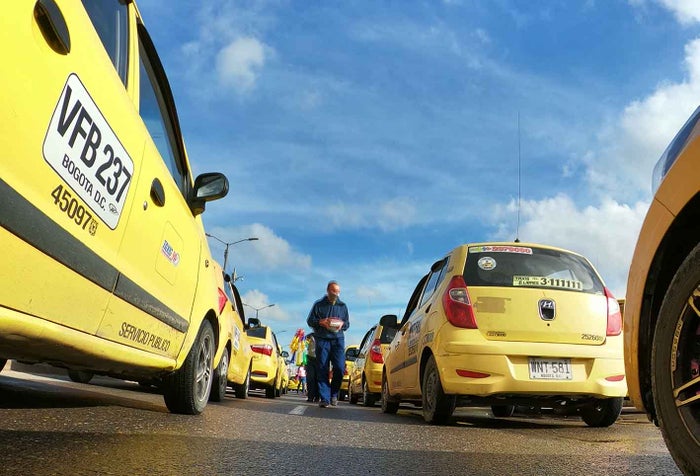 Taxistas de Bogotá protestan: dicen no a legalización de Uber y otras plataformas