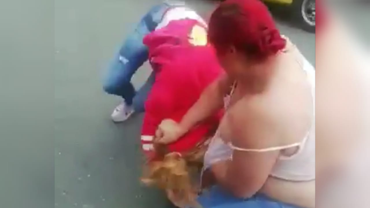 Las autoridades capturaron a uno de los agresores y buscan a otro.