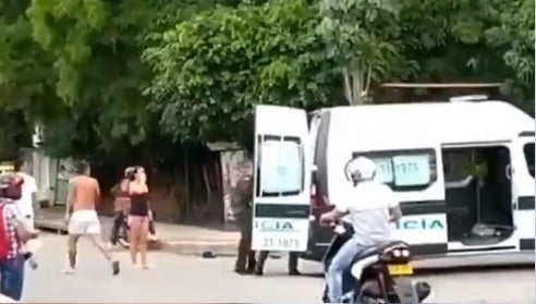En medio de una asonada una menor de edad resultó herida por un policía en Santander