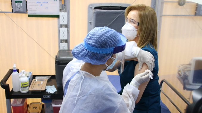 Médica Intensivista primera en recibir vacuna en Cúcuta
