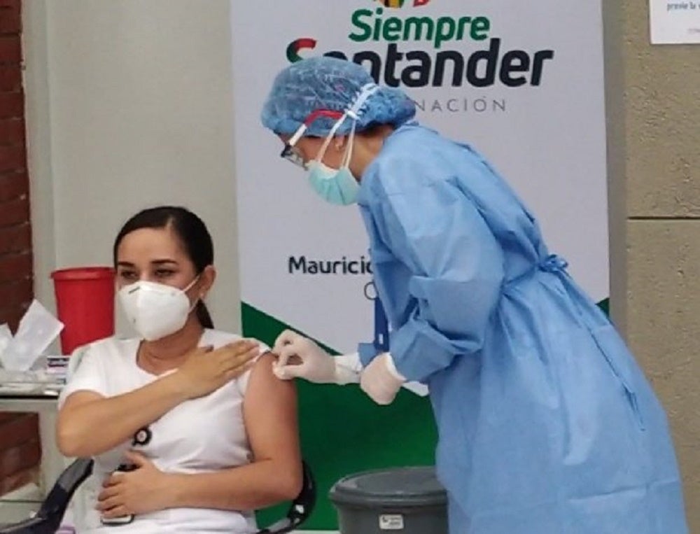 La meta es cumplir con los profesionales de la salud en menos de un mes.