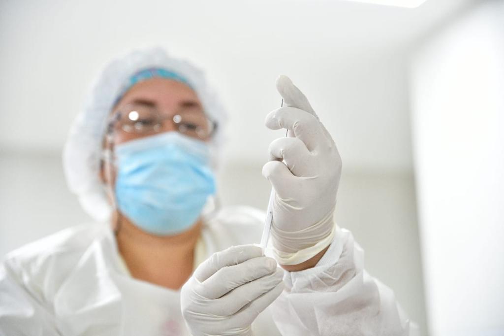 Personal de salud y adultos mayores de 80 años