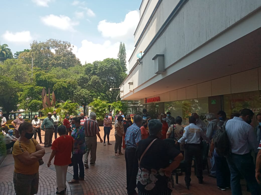 Largas filas de personas