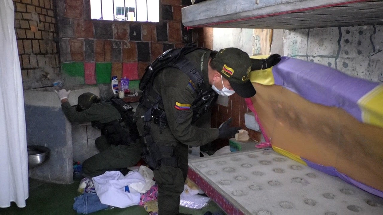 Armas cortopunzantes, teléfonos celulares y equipos de comunicación fueron hallados en el operativo.