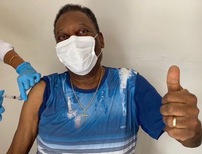Pelé recibiendo la Vacuna del Covid