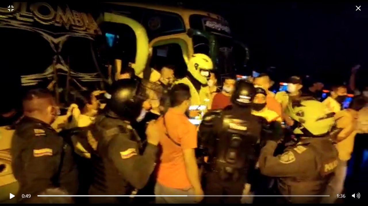 Paro de transportadores en Bucaramanga avanza en medio de enfrentamientos con la fuerza pública.