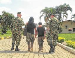 Según la líder, las familias asustadas aseguran que los menores esta siendo llevados con la promesa de pago de mensualidad