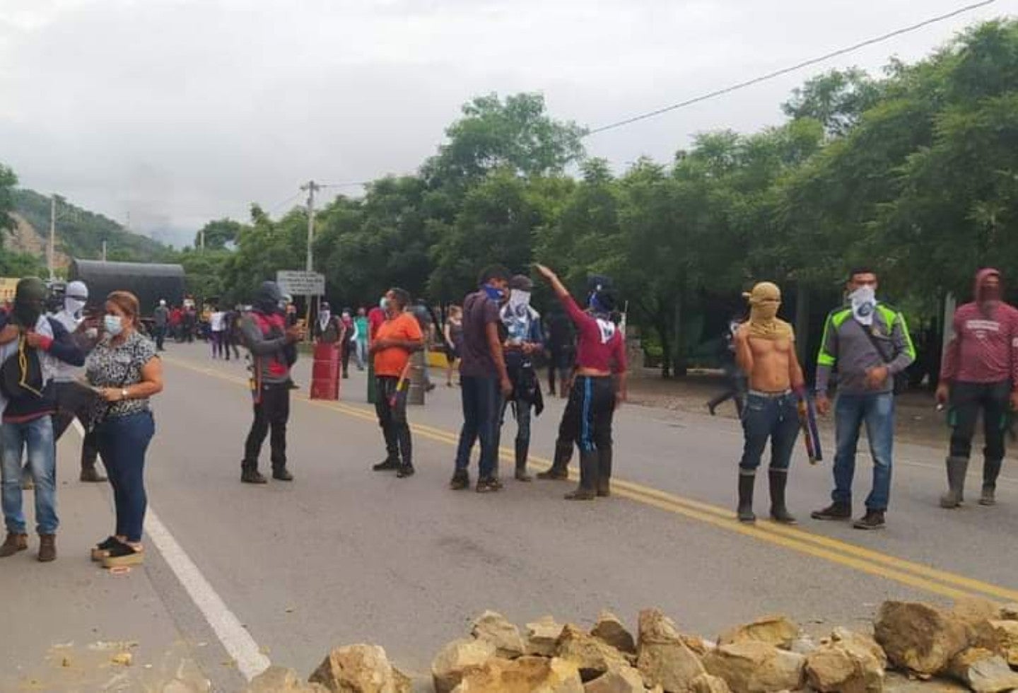 Miembros de la guardia campesina atravesaron piedras en la vía