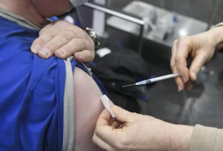 La meta es completar en noviembre próximo 500 mil personas con esquema completo de vacunación.