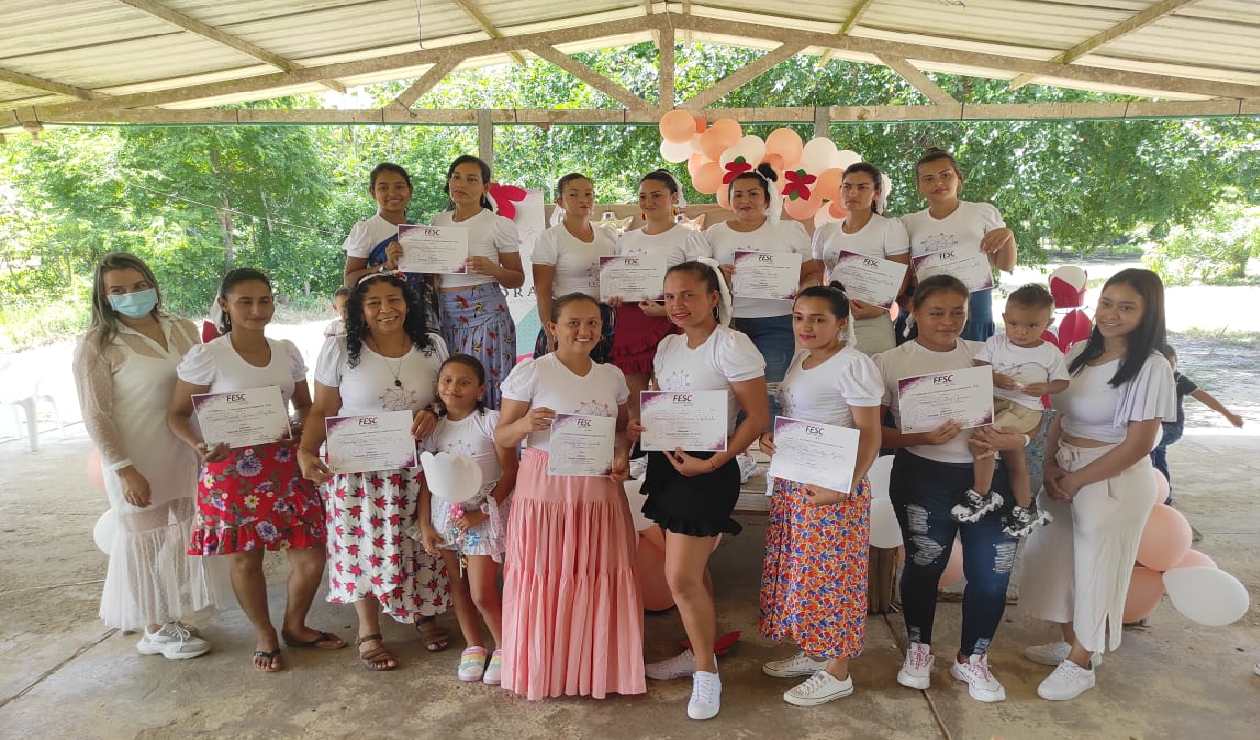 Mujeres excombatientes crean su propia línea de ropa