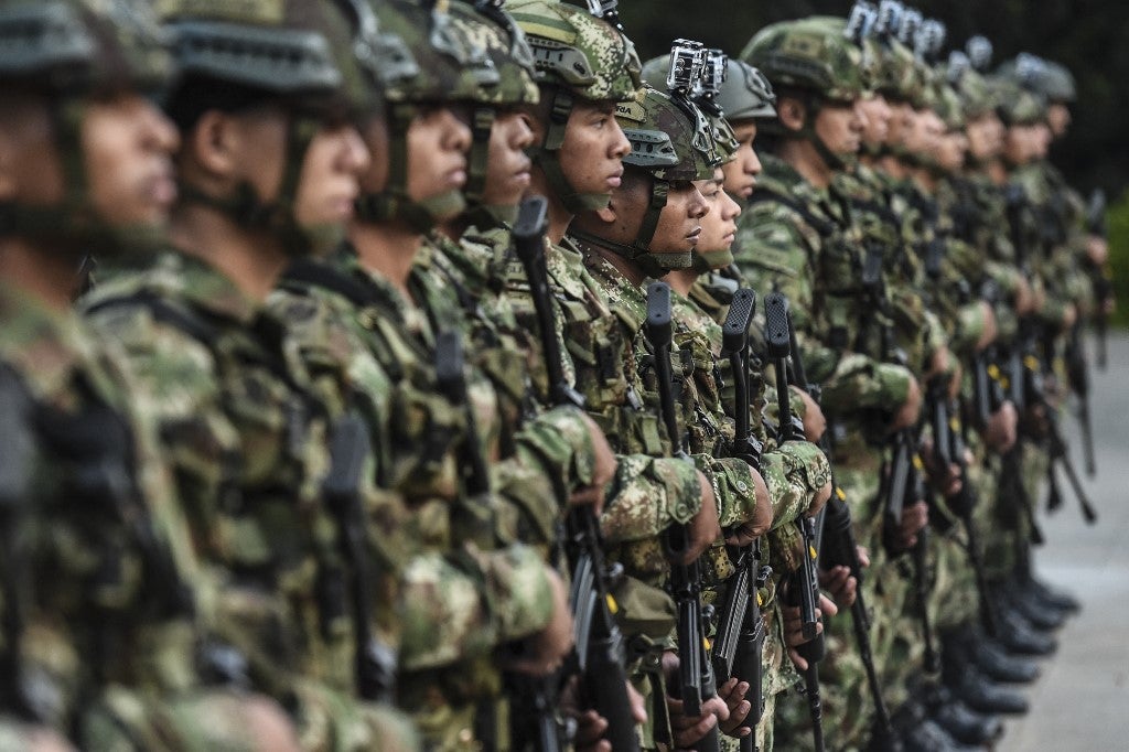 Soldados colombianos montan guardia durante la presentación de un batallón urbano.
