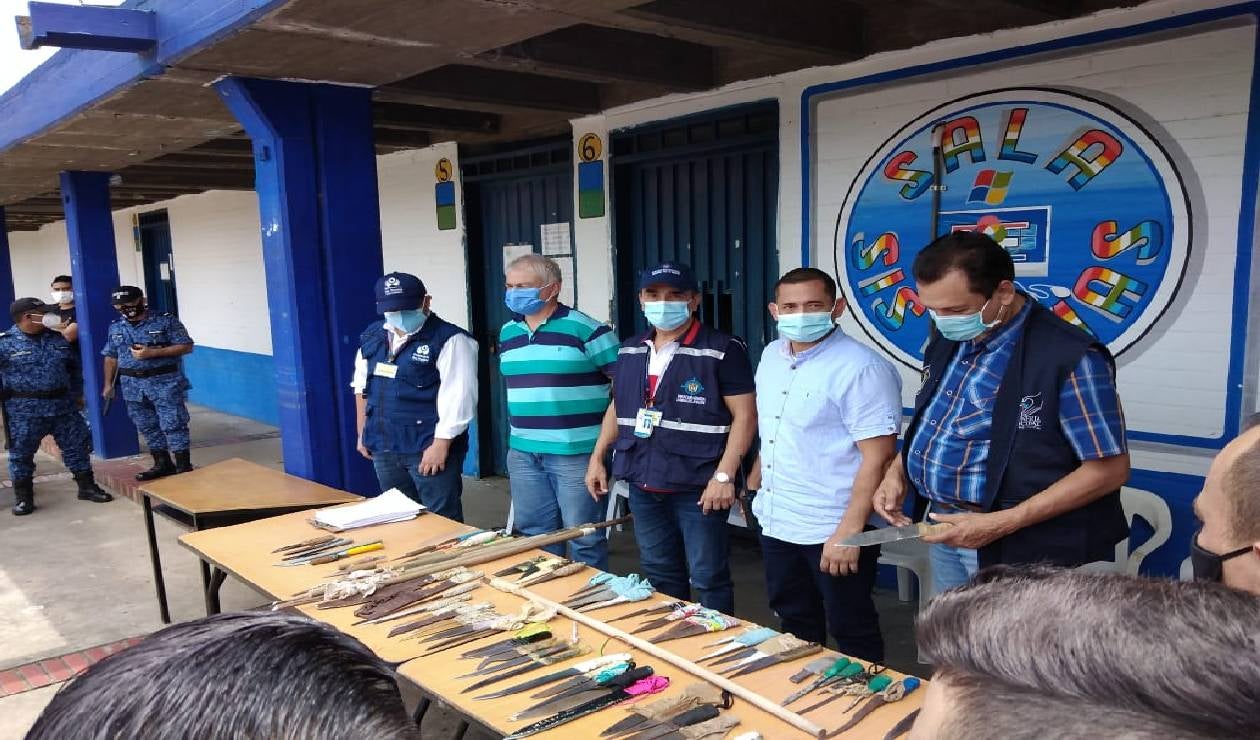 Incautan armas blancas