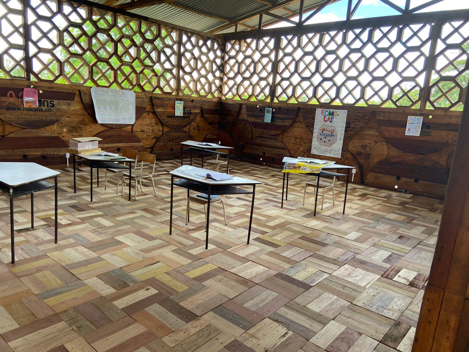 Aula de clase hecha con madera reciclable.