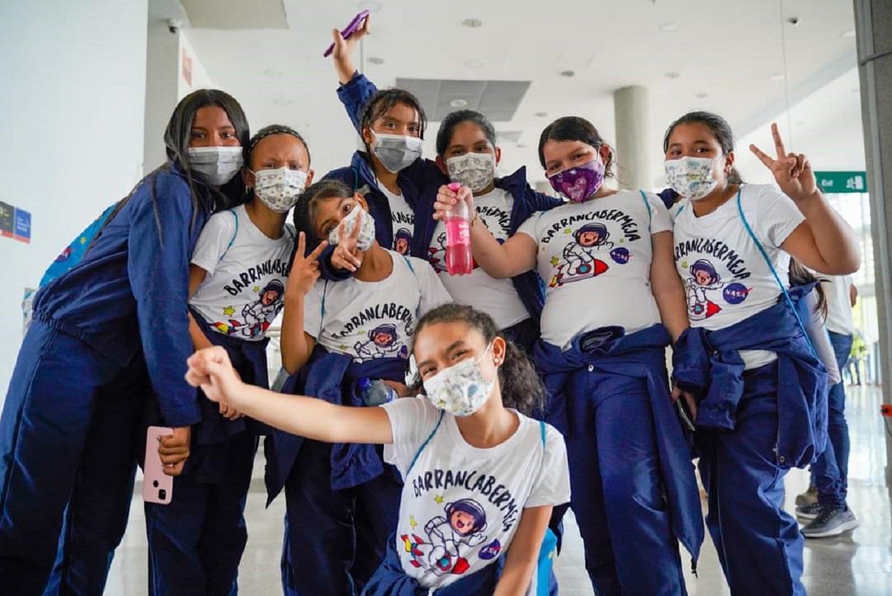 Las niñas fueron escogidas por su rendimiento académico, además de su espíritu científico.
