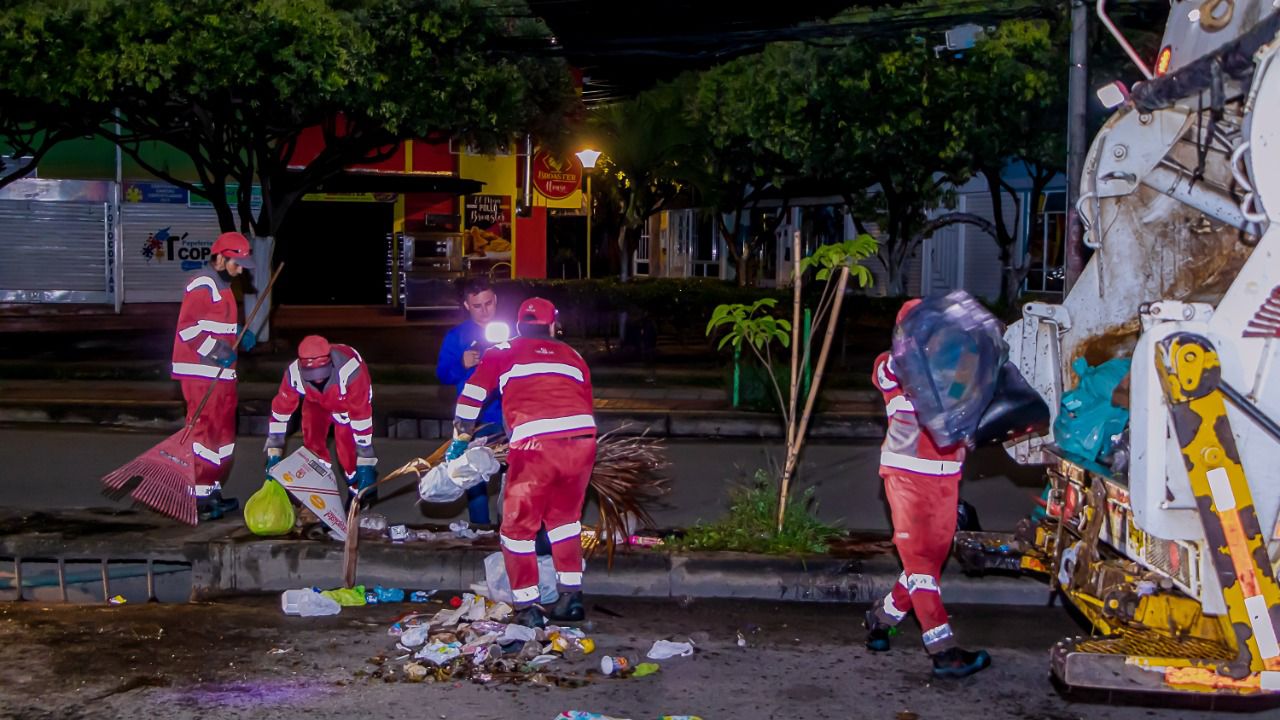 Por lo menos 400 toneladas de desechos estaban en las vías.