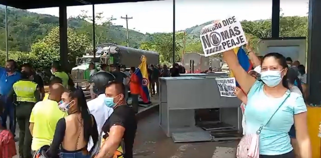 Comunidad destruyó el peaje de Rionegro, Santander, en rechazo por reanudación del cobro