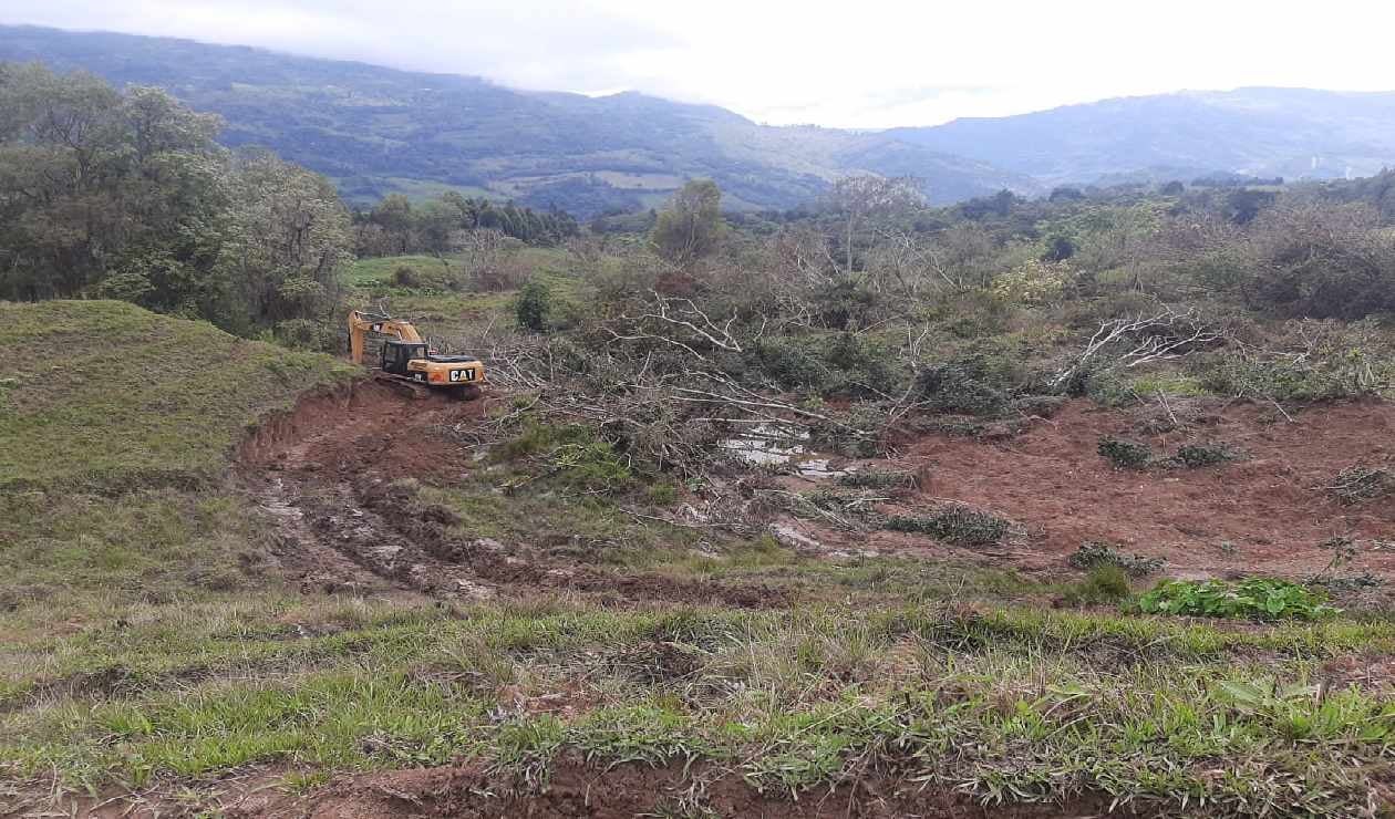 Maquinaria trabaja en la zona afectada