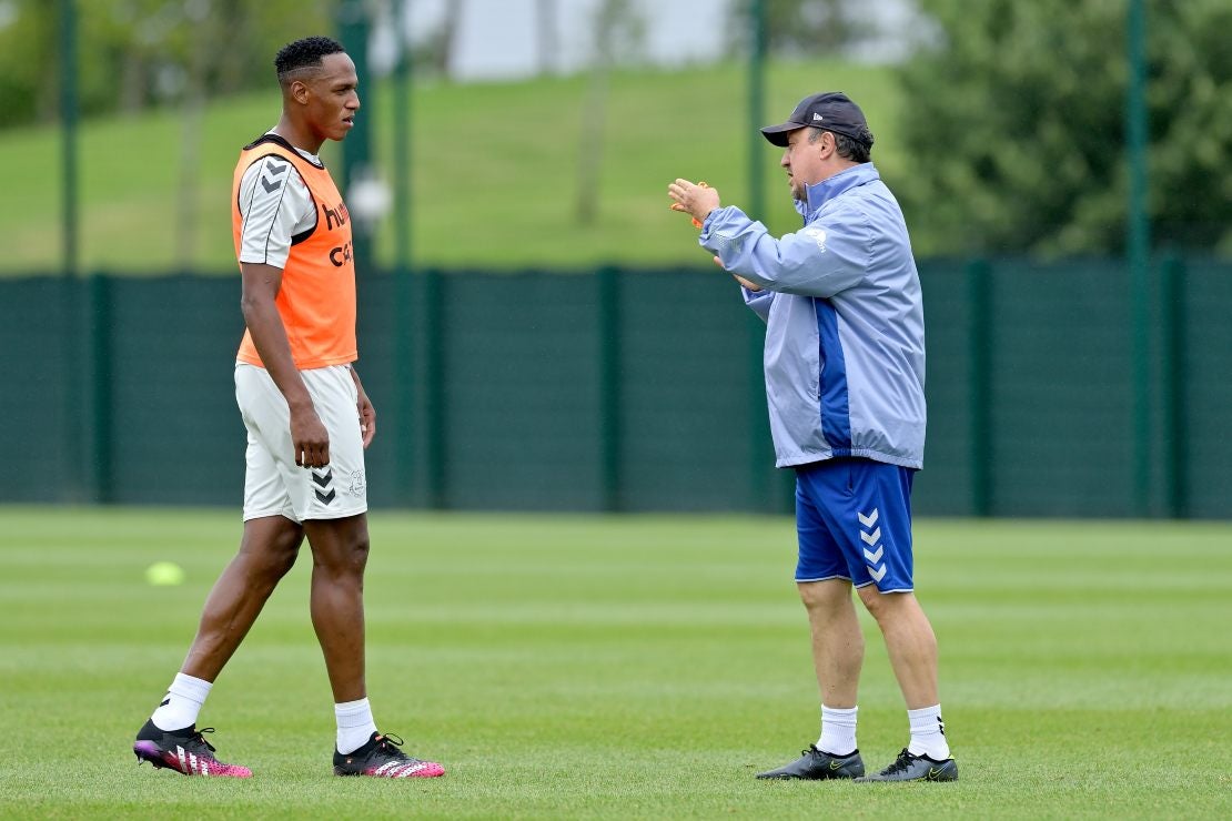 Yerry Mina y Rafa Benítez en Everton