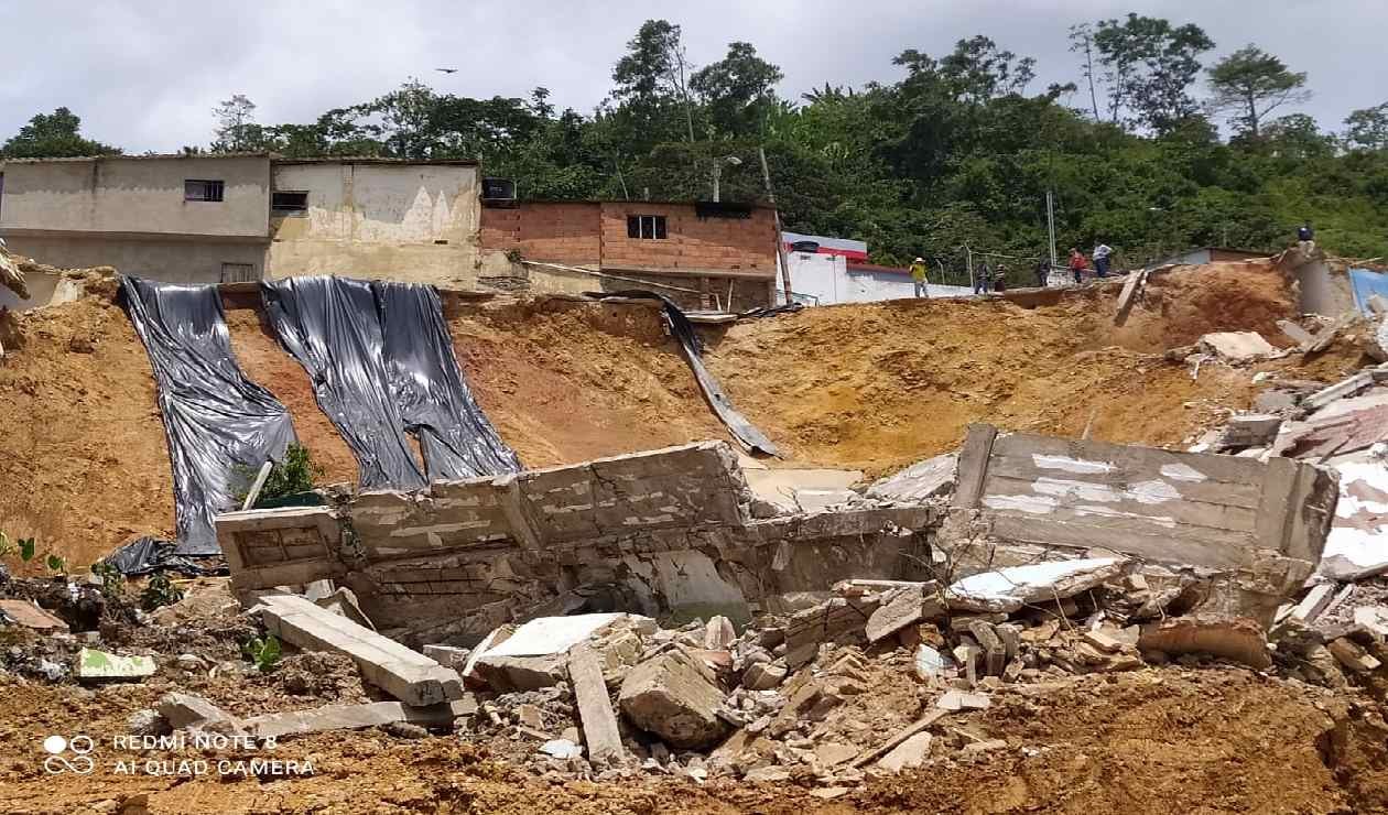 Deslizamiento ha destruido más de 12 viviendas